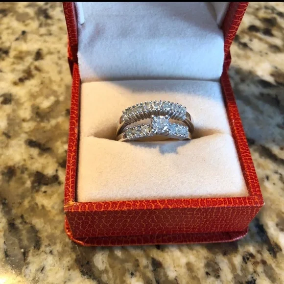 Diamond Rings - Picture 1 of 1